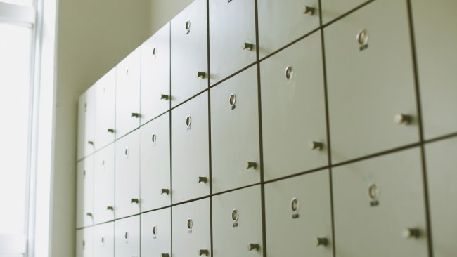 Ofisdə şəxsi əşyalar üçün locker sistemləri niyə vacibdir?