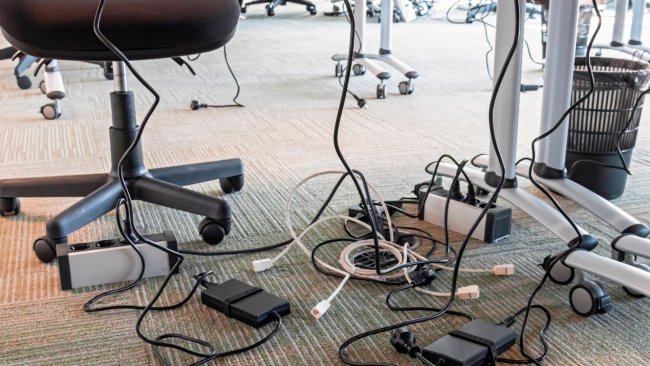 Kabel Qarışıqlığının Qarşısını Alan Ofis Mebeli Həlləri